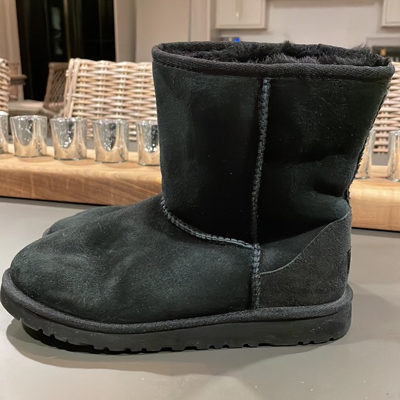 UGG Big Kids Classic Short II in Black